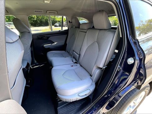 Used 2022 Toyota Highlander LE AWD/4WD image 19