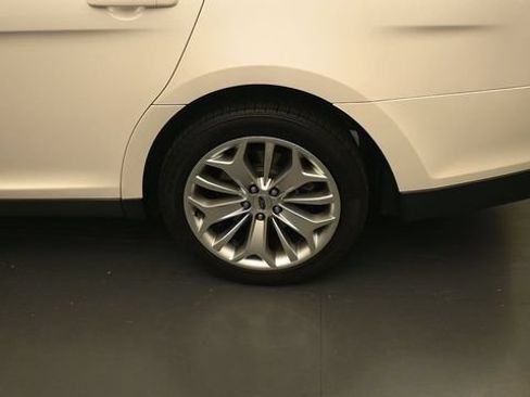 Used 2018 Ford Taurus Limited FWD image 9