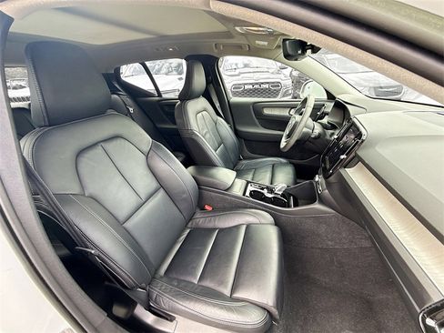 Used 2024 Volvo XC40 B5 Plus image 33