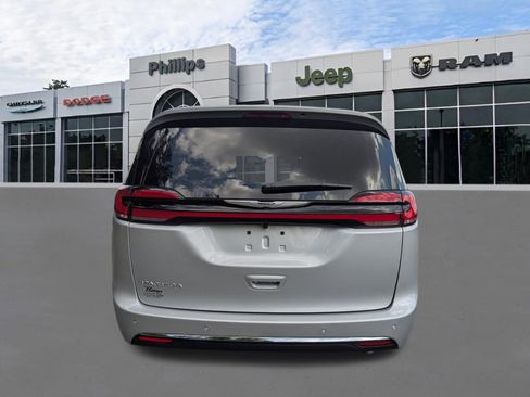 New 2026 Chrysler Pacifica Select FWD image 4