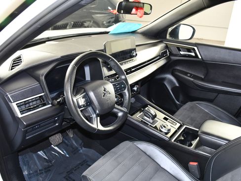 Used 2024 Mitsubishi Outlander SE Black Edition AWD/4WD image 2