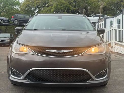 Used 2017 Chrysler Pacifica Touring Plus w/ Tire & Wheel Group FWD image 2