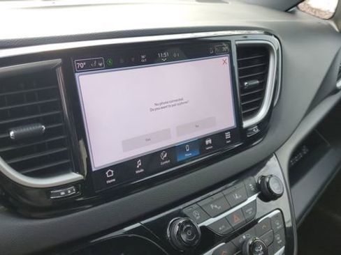 Certified 2025 Chrysler Pacifica Select image 16