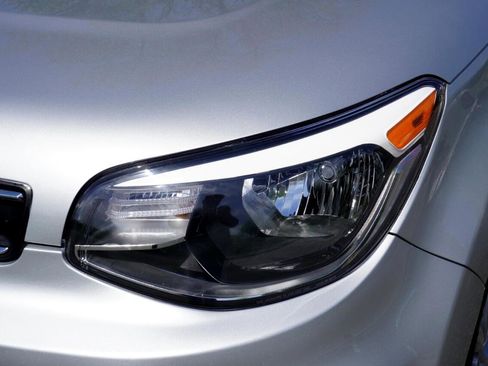 Used 2019 Kia Soul + image 11