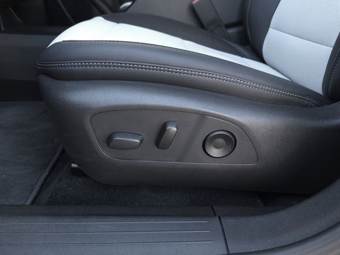 Used 2025 Chevrolet Equinox EV LT image 8