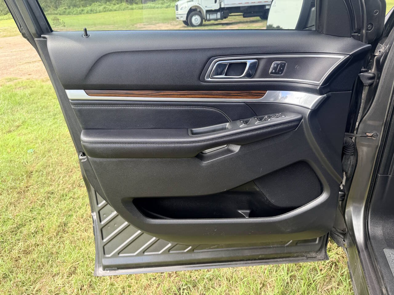 Used 2016 Ford Explorer Limited w/ Equipment Group 301A FWD image 29