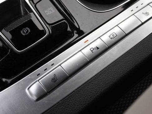 Used 2024 Kia Carnival EX FWD image 12