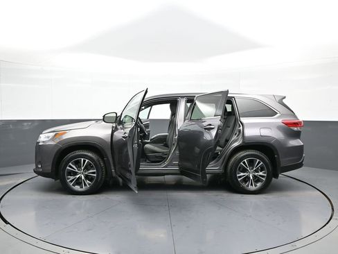 Used 2017 Toyota Highlander LE image 43