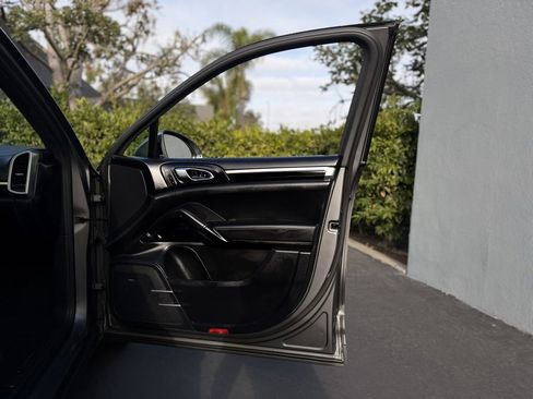 Used 2017 Porsche Cayenne Turbo image 30