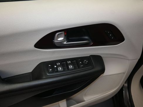 Used 2017 Chrysler Pacifica Limited w/ UConnect Theater Package FWD image 11