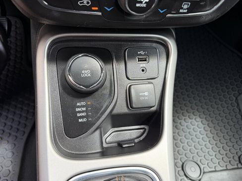 Used 2019 Jeep Compass Latitude w/ Cold Weather Group AWD/4WD image 33