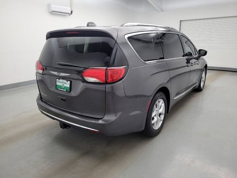 Used 2017 Chrysler Pacifica Touring-L Plus FWD image 9