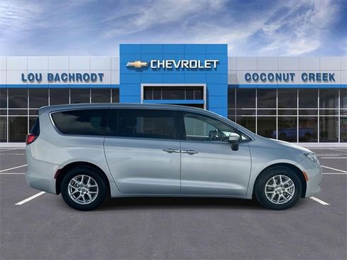 Used 2022 Chrysler Voyager LX image 9