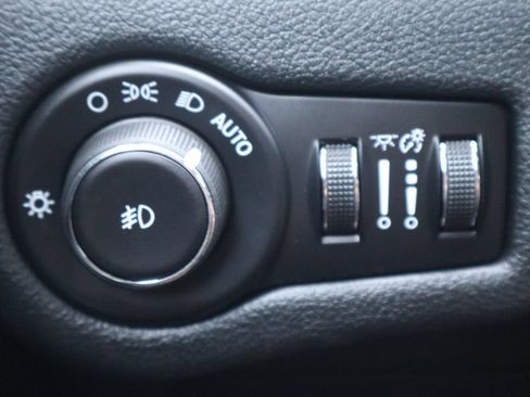 Used 2016 Jeep Cherokee Trailhawk w/ Cold Weather Group AWD/4WD image 28