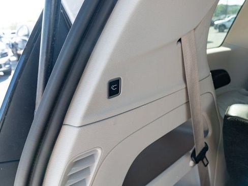 Certified 2024 Chrysler Pacifica Touring-L FWD image 37