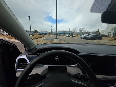 Certified 2025 Volkswagen Taos SE image 15