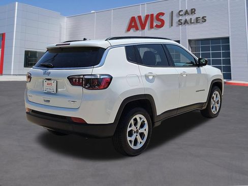 Used 2025 Jeep Compass Latitude AWD/4WD image 6