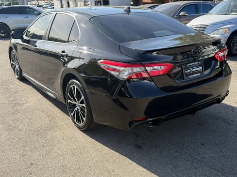 Used 2019 Toyota Camry SE FWD image 4