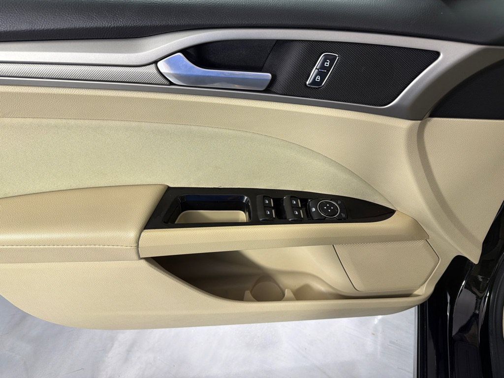 Used 2016 Ford Fusion SE FWD image 9