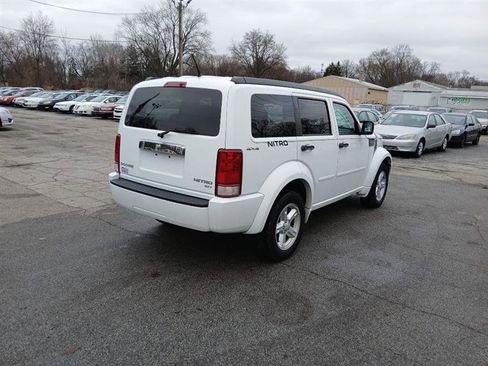 Used 2011 Dodge Nitro SXT image 3