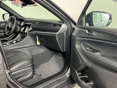 New 2025 Jeep Grand Cherokee Laredo image 30