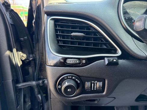 Used 2019 Jeep Cherokee Latitude Plus image 15