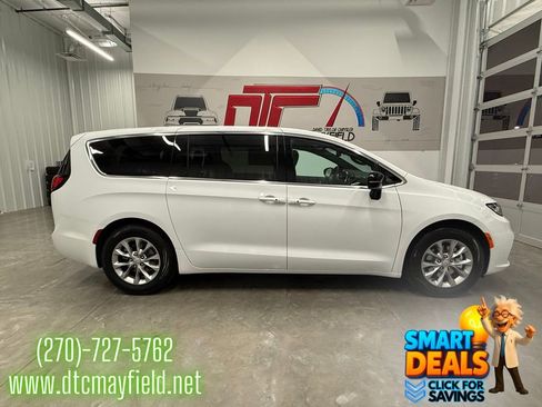 New 2026 Chrysler Pacifica Limited image 2