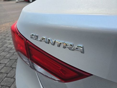 Used 2015 Hyundai Elantra SE w/ Option Group 03 FWD image 9