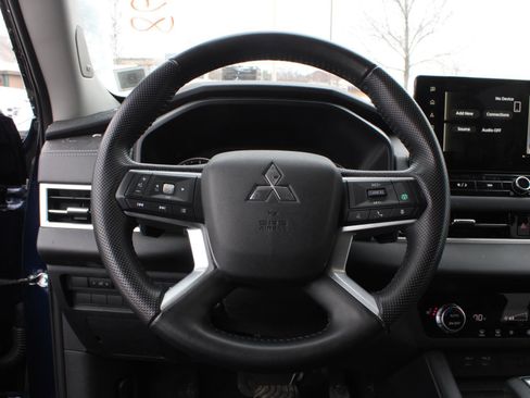 Used 2025 Mitsubishi Outlander SE image 10