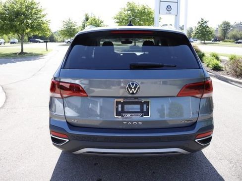 Used 2022 Volkswagen Taos SE w/ Panoramic Sunroof Package AWD/4WD image 6