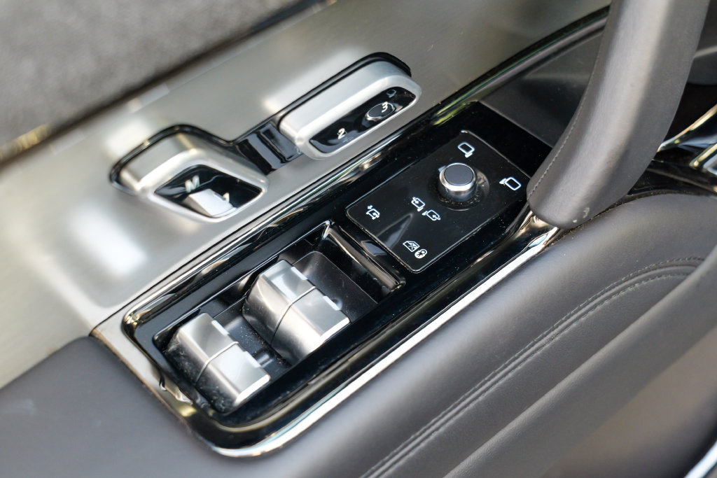 Used 2025 Land Rover Range Rover Sport SE AWD/4WD image 18