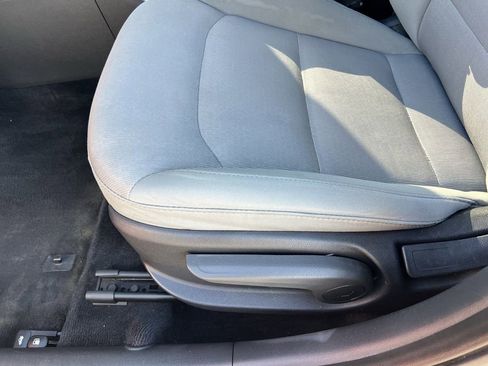 Used 2017 Hyundai Elantra SE image 19