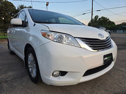 Used 2013 Toyota Sienna XLE image 3