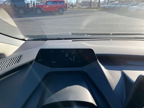 Used 2025 Toyota Prius LE image 32