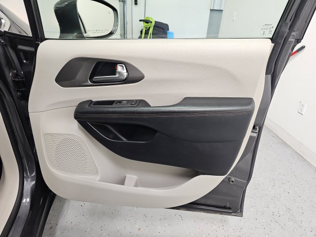 Used 2020 Chrysler Pacifica Touring w/ Cold Weather Group FWD image 36
