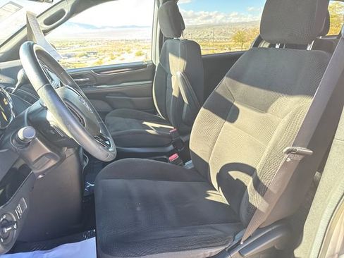 Used 2018 Dodge Grand Caravan SE image 9