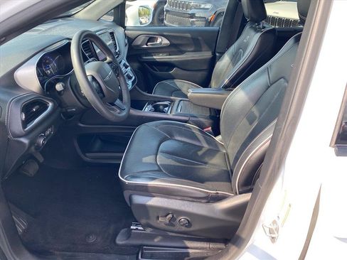 Used 2022 Chrysler Pacifica Limited w/ S Appearance Package FWD image 9