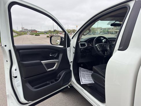 Used 2017 Nissan Titan SV image 14