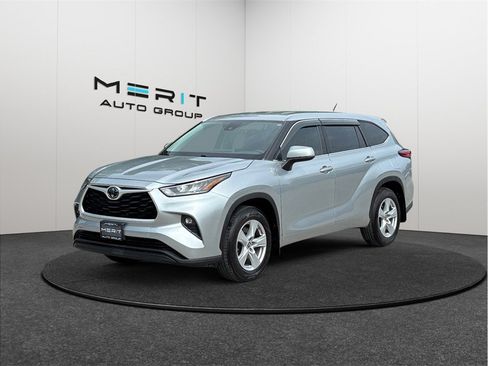 Used 2020 Toyota Highlander LE FWD image 4