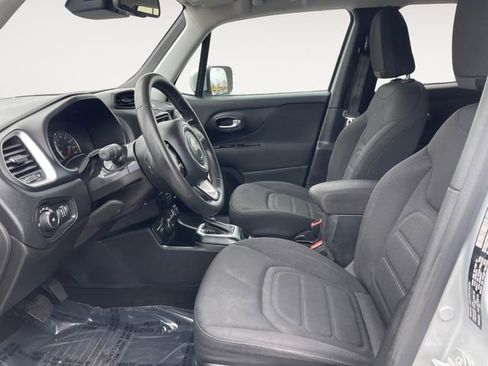 Used 2019 Jeep Renegade Latitude w/ Popular Equipment Group AWD/4WD image 9