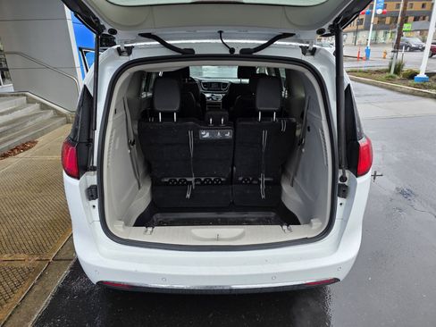 Used 2019 Chrysler Pacifica Touring-L image 20