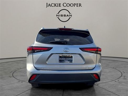 Used 2024 Toyota Highlander LE image 8