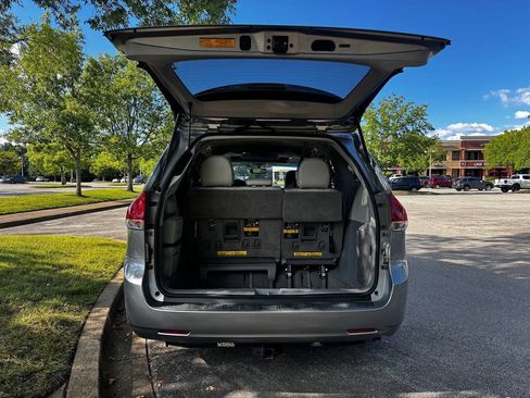 Used 2011 Toyota Sienna XLE FWD image 9