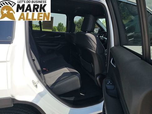 Used 2024 Jeep Grand Cherokee Laredo w/ Luxury Tech Group I AWD/4WD image 26