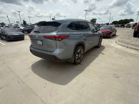 Used 2020 Toyota Highlander XLE AWD/4WD image 3