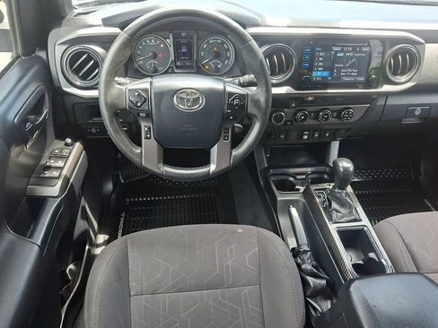 Used 2018 Toyota Tacoma TRD Off-Road AWD/4WD image 11