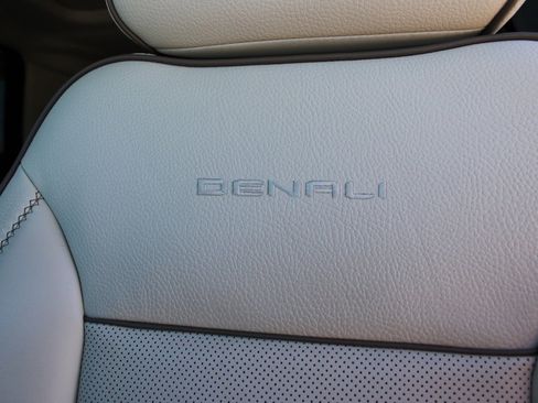 Used 2021 GMC Yukon Denali w/ LPO, Illumination Package image 17