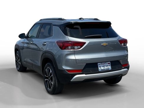 Used 2024 Chevrolet TrailBlazer LT w/ Driver Confidence Package FWD image 3