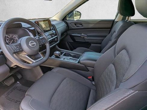 Used 2024 Nissan Pathfinder SV image 16
