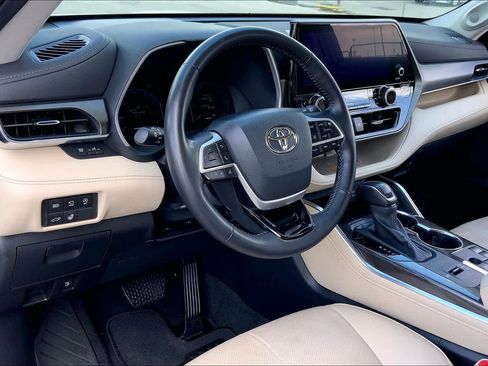 Used 2024 Toyota Highlander Limited image 17
